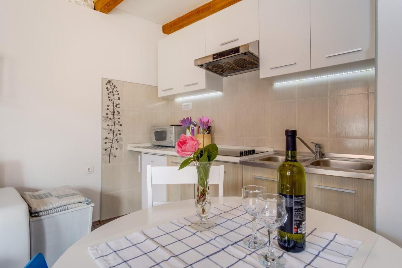 וולי לוסיניי Apartments Kastel מראה חיצוני תמונה